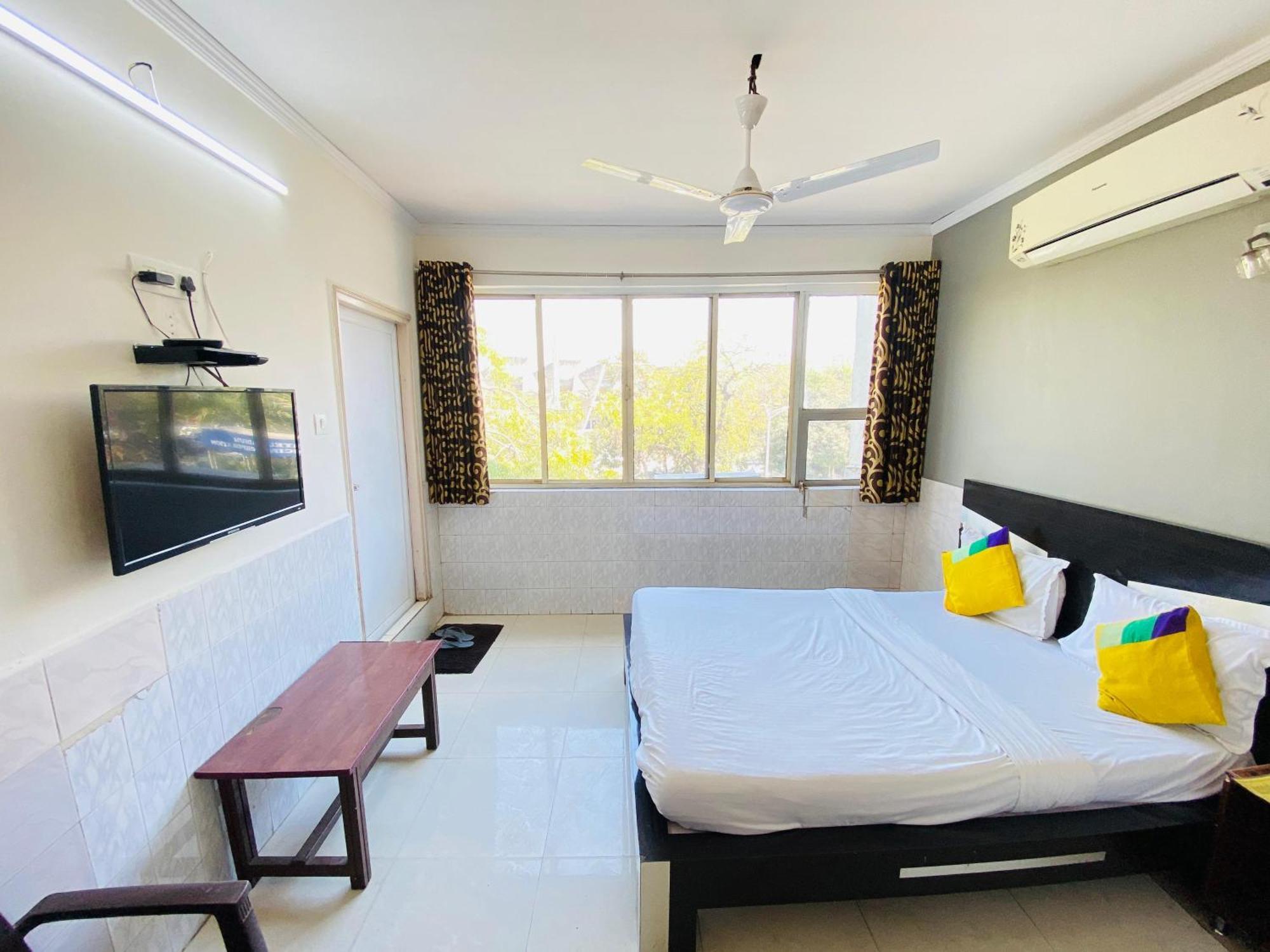 Hotel Aakash Navrangpura Ahmedabad Eksteriør billede
