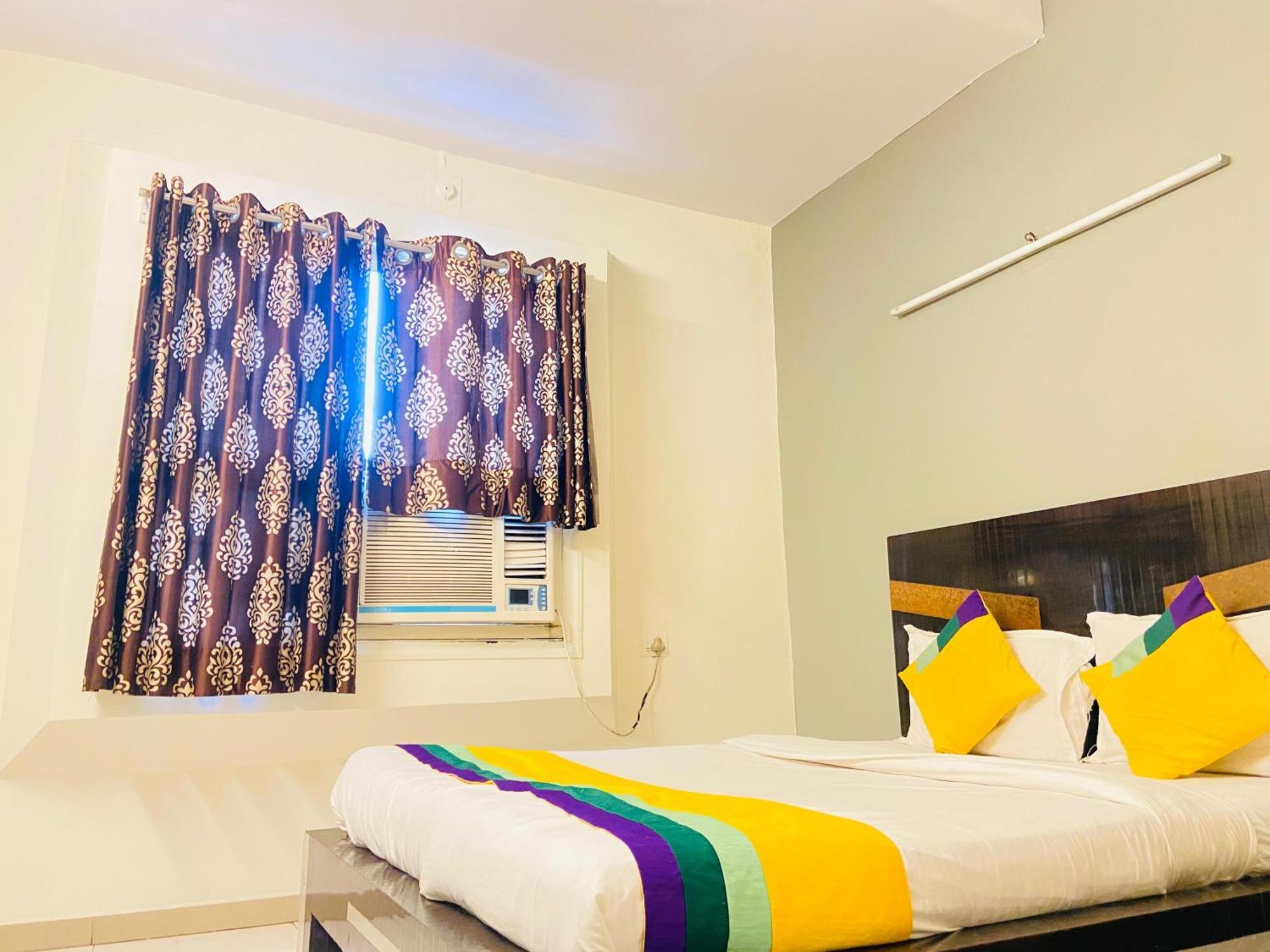 Hotel Aakash Navrangpura Ahmedabad Eksteriør billede