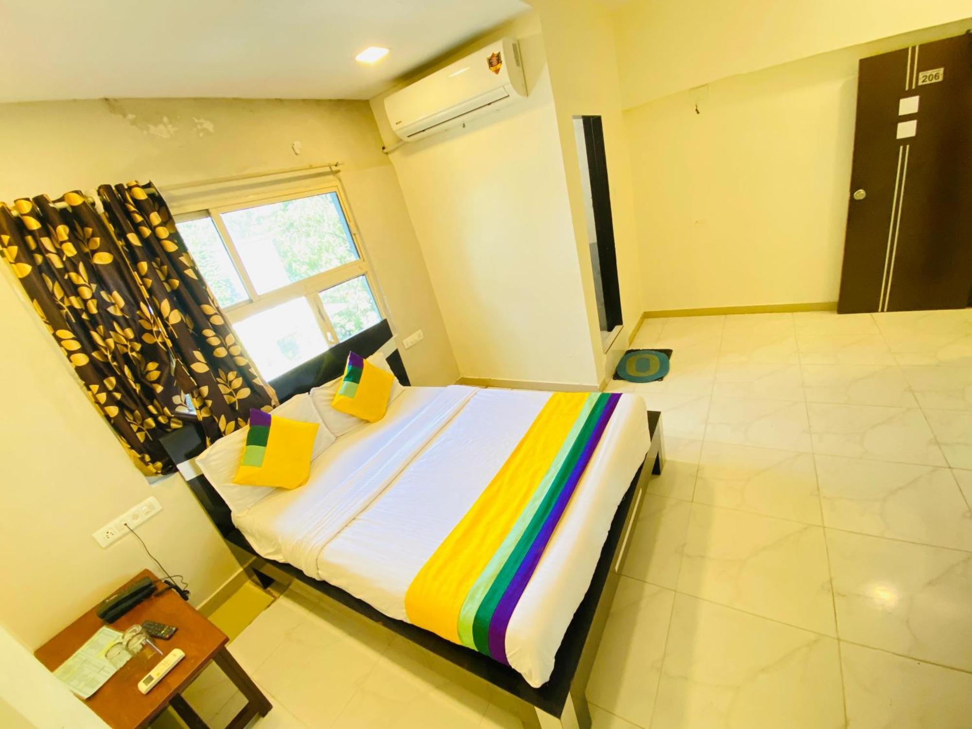 Hotel Aakash Navrangpura Ahmedabad Eksteriør billede
