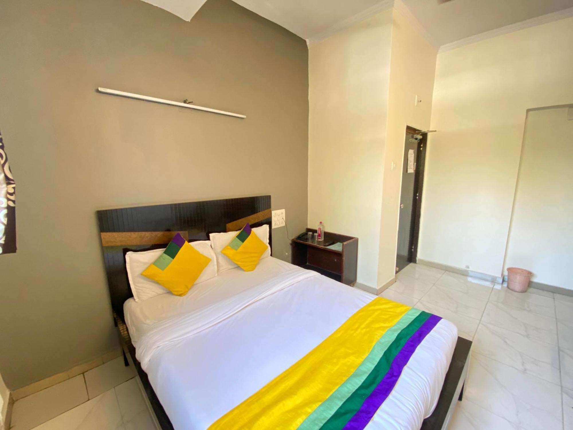 Hotel Aakash Navrangpura Ahmedabad Eksteriør billede