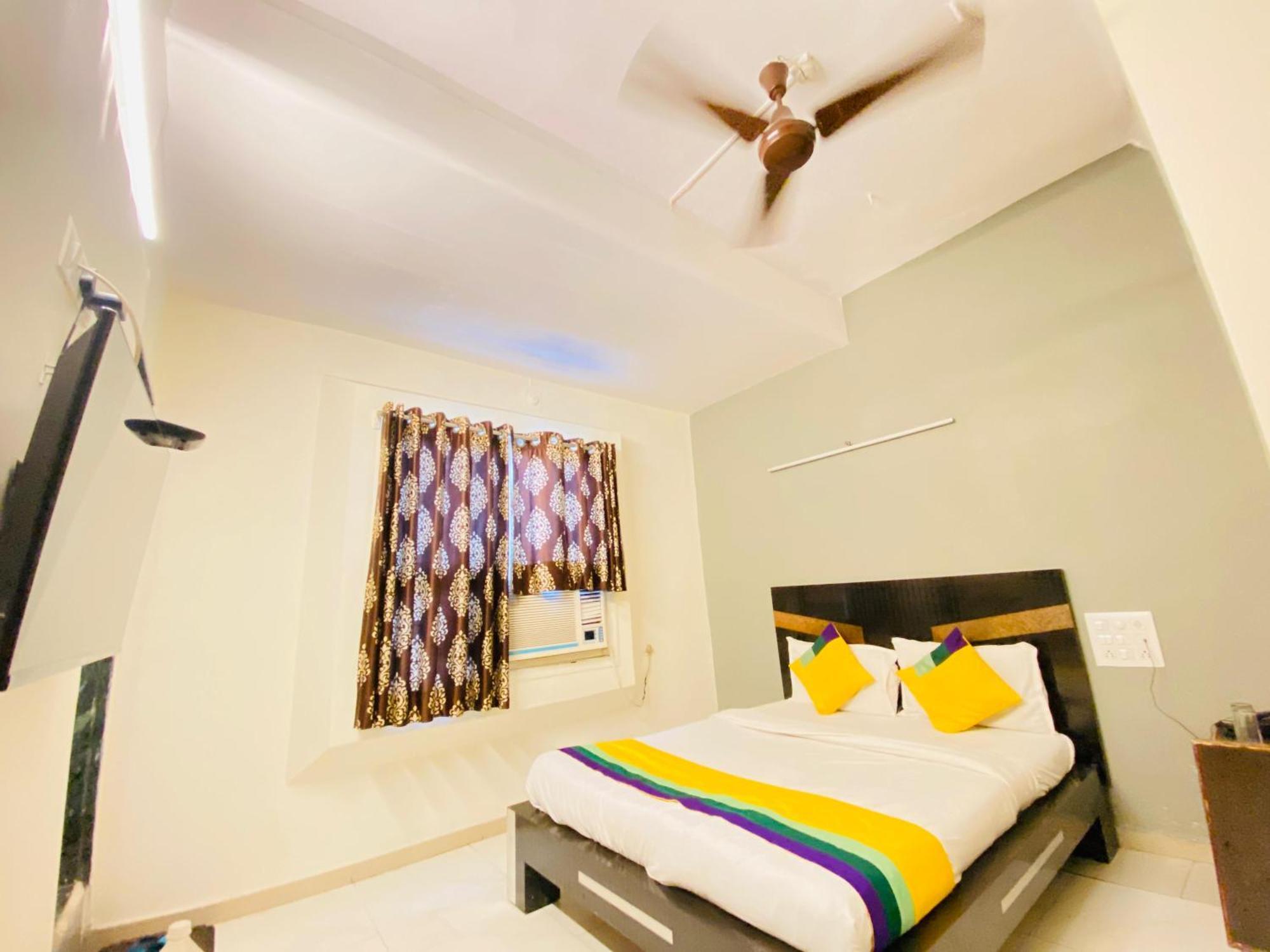 Hotel Aakash Navrangpura Ahmedabad Eksteriør billede