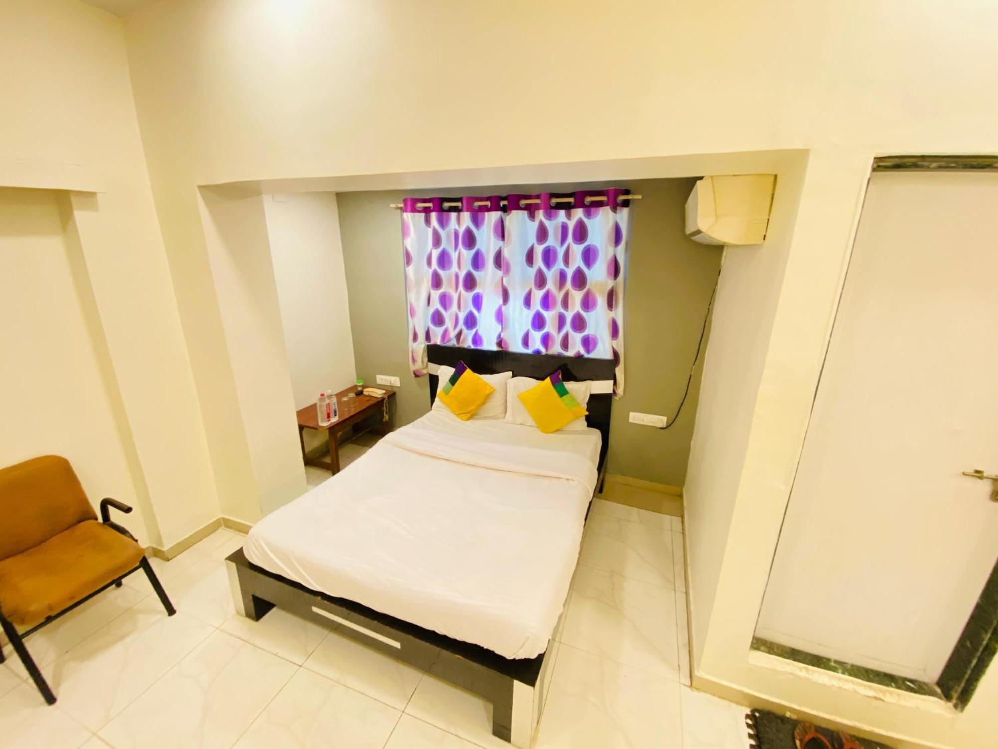 Hotel Aakash Navrangpura Ahmedabad Eksteriør billede