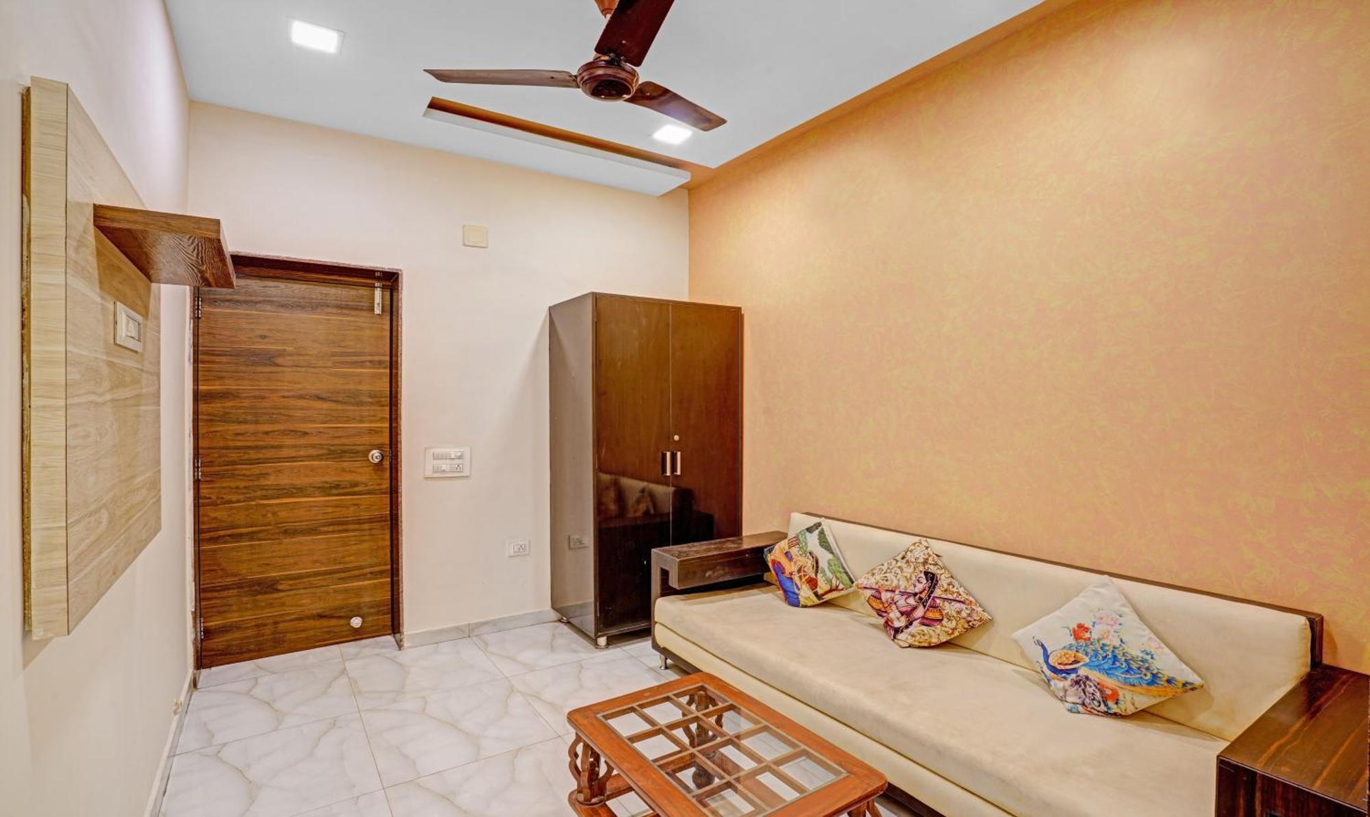 Hotel Aakash Navrangpura Ahmedabad Eksteriør billede