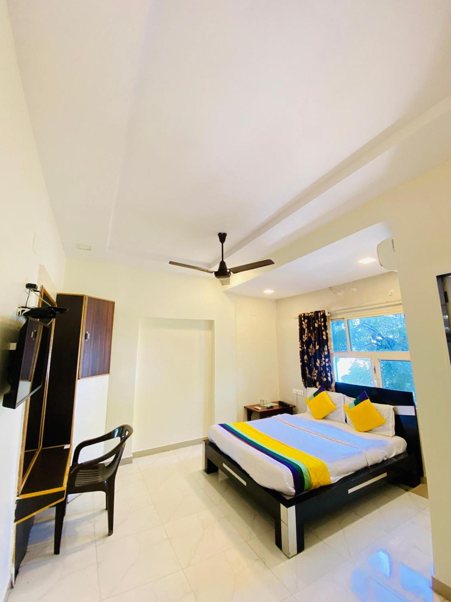 Hotel Aakash Navrangpura Ahmedabad Eksteriør billede