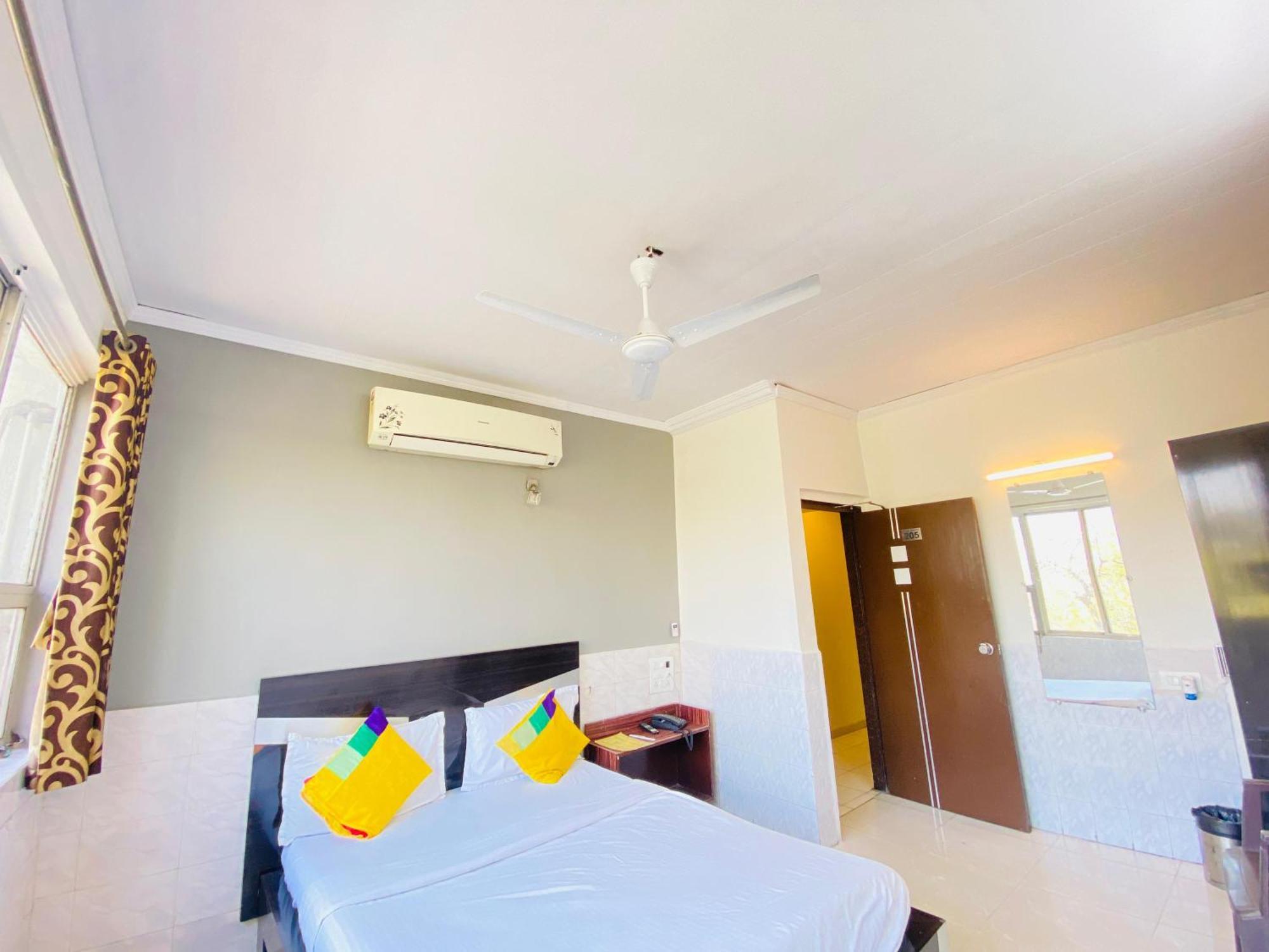Hotel Aakash Navrangpura Ahmedabad Eksteriør billede