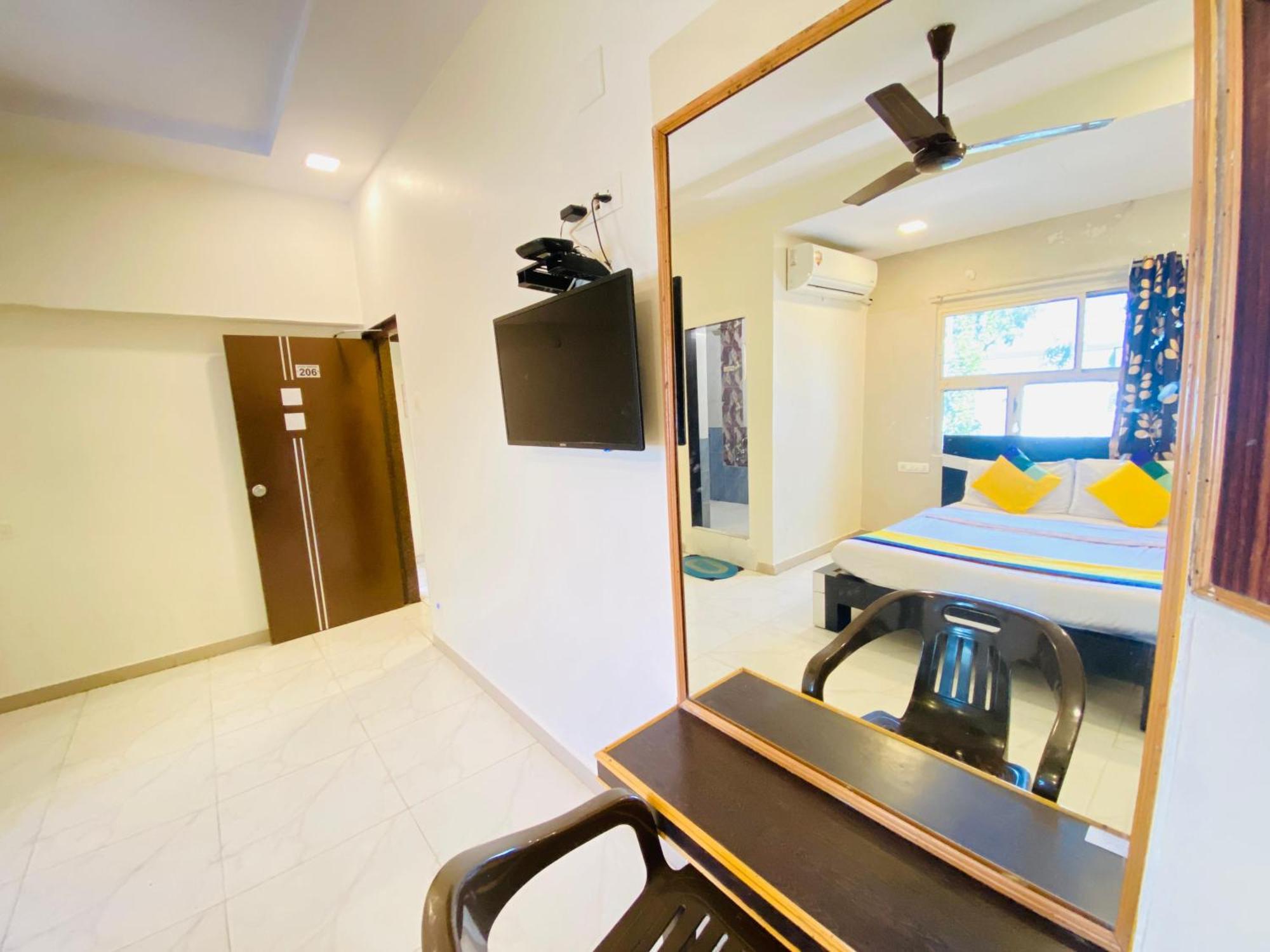 Hotel Aakash Navrangpura Ahmedabad Eksteriør billede